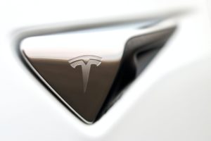 Tesla s’auto-défend victorieusement