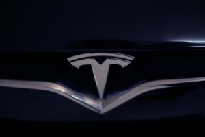 Tesla peut-elle résister aux défis actuels du marché et sécuriser son avenir ?