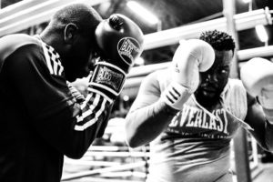 « Milliardaires en Gants de Boxe : Un Combat qui ne tient pas la Route »