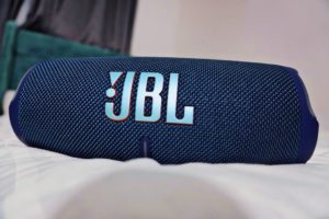 JBL Charge 5 : L’enceinte portable haut de gamme est-elle enfin abordable?