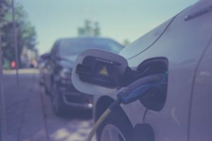 Comment l’industrie des véhicules électriques et autonomes s’adapte-t-elle à un environnement économique changeant ?