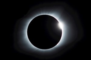 Les éclipses solaires : simples coïncidences ou clés de l’univers ?