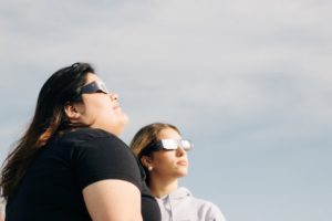 Les lunettes d’éclipse solaire : une garantie de sécurité ou une source d’incertitude ?