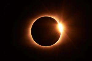 Éclipse solaire 2024 : “Cache-cache lunaire, spectacle solaire”
