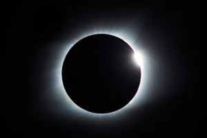 Les éclipses solaires : Fenêtres sur le passé ou portails vers l’inconnu ?