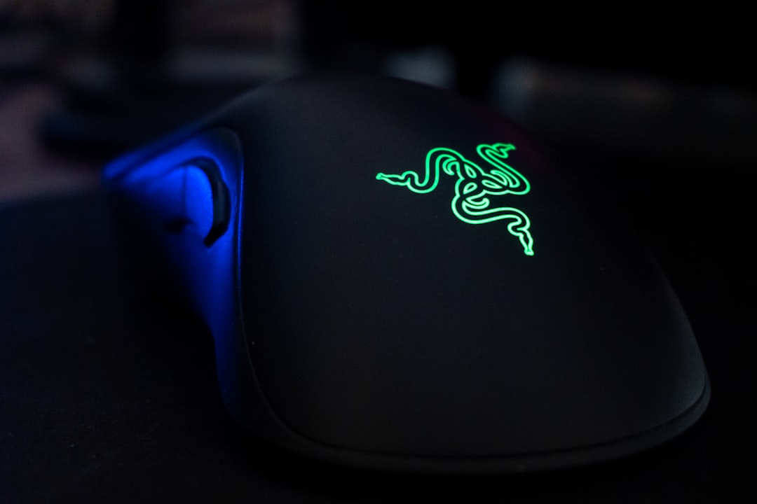 a close up of a computer mouse with a lizard on it