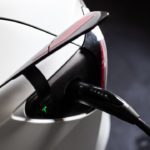 Adoption de la norme de recharge Tesla : une révolution inévitable ou un pari risqué ?