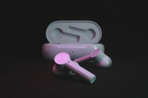 Les écouteurs sans fil : gadgets indispensables ou nouvelle jungle technologique ?