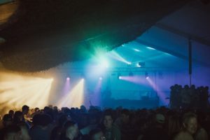 L’IA, scène et hors scène : quand l’intelligence joue la disruption