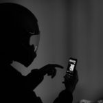 Swipes et désillusions : Quand Tinder rame pour séduire… et encaisser !