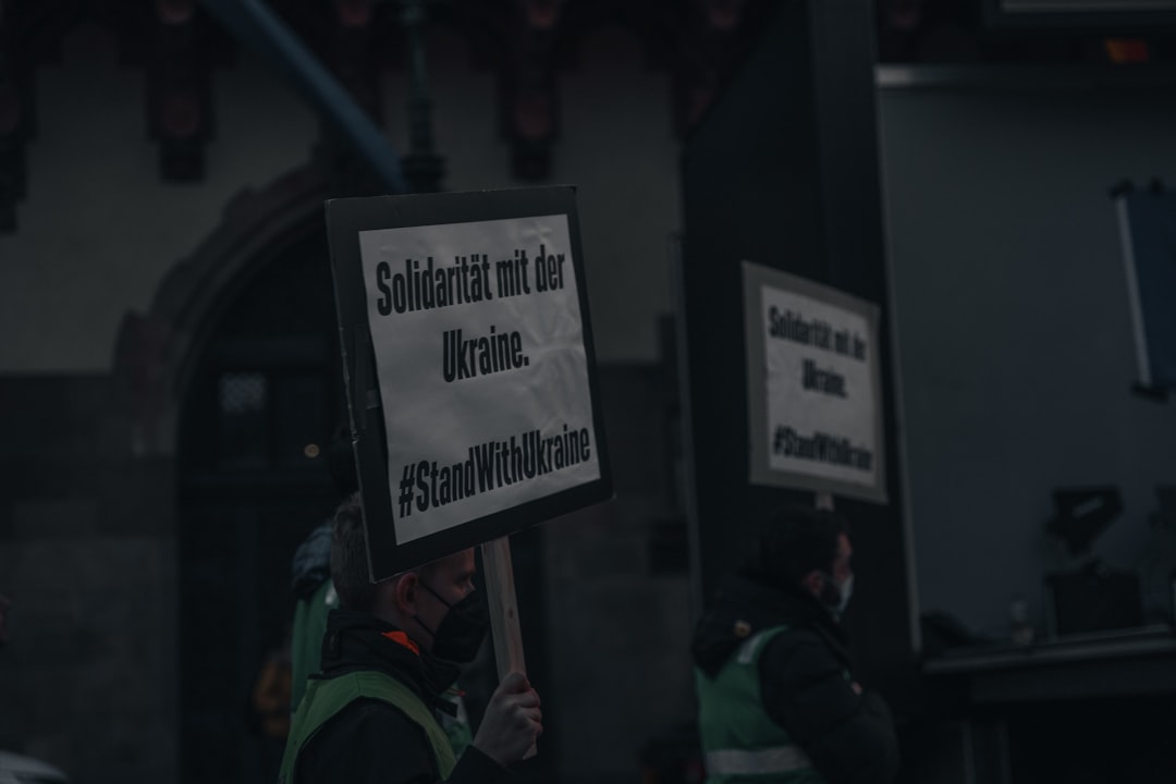 a man holding a sign that says solidarity mit der dreme