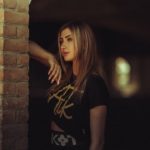 Sur la face obscure de la lumière : entre lune, licornes et streaming en éclipse