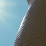 Entre le génie du progrès et le formatage algorithmique : l’homme dans la cage en verre