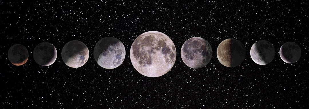 Lune de miel ou quart d’orange ? Les phases célestes révélées !