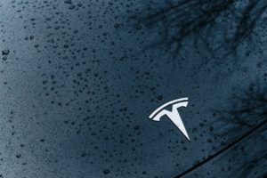 Jusqu’où Tesla peut-elle continuer à diluer ses ambitions sans éroder la confiance de ses investisseurs ?