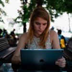 De l’univers à l’UI : entre trou noir, nuage électrique et super-app sœur Anne