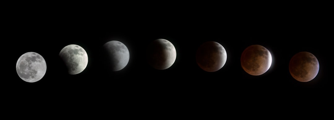 Entre l’ombre et la lumière : la lune fait son numéro de croissant