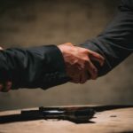 Du bal TikTok au code source de l’art : chronique d’un théâtre (dés)automatisé