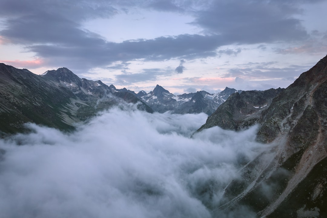 Des drones au bout du nuage : le business qui sème la pluie… et la discorde