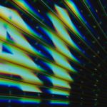 Quand la technologie désherbe ses racines : satire d’une société branchée sur l’angoisse