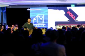 La Pomme de Discorde : quand Siri perd la main, Google prête la voix