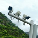 Selfie spatial, avatars juridiques et SUV philanthropique : quand la techno patine sous le vernis