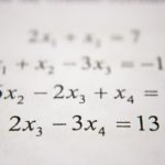 L’IA va-t-elle vraiment remplacer l’humain au travail dès 2026 ?