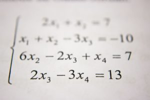 Mathémathics ou Machine-mathics ? Un problème résolu… sans prise de tête