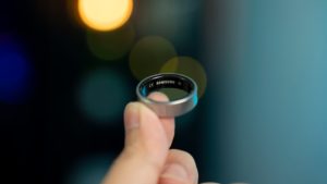 Oura-lement irrésistible : entre smart et ceramique, la bague fait le buzz !