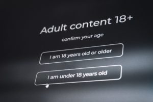 De l&rsquo;âge ou du zèle : ChatGPT met les mineurs sous (IA) surveillance !