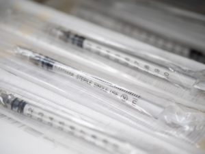 Le Médicament qui Vient d’Ailleurs : Quand la Pharma Prend Son Espace