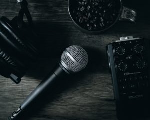 Voix sur écoute : quand l’IA coupe court au brouhaha