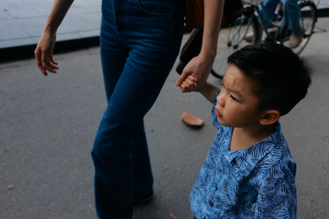 WhatsApp, surveillance parentale et préadolescents : innovation protectrice ou contrôle illusoire ?