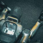 Du bleu pastel au métal froid : quand l’IA veut rassurer pendant que les robots bluffent