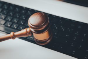 Les logiciels espions grand public, fin de l&rsquo;impunité ou simple avertissement ?