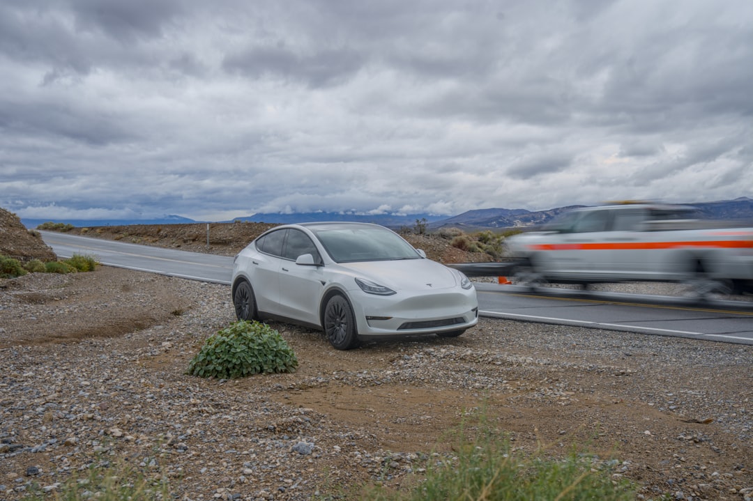 Auto-matiques sous la pluie : Tesla dans la brume réglementaire