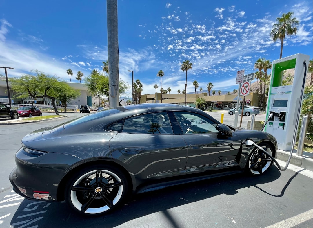 Le Cayenne électrique : la nouvelle star de Porsche ou un pari risqué face à la demande réelle ?