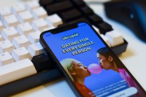 La quête de l’amour numérique : l’IA va-t-elle transformer ou trahir les rencontres en ligne ?