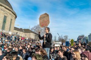 Flammes, mèmes et plagiats : quand l’IA met le feu à la toile !