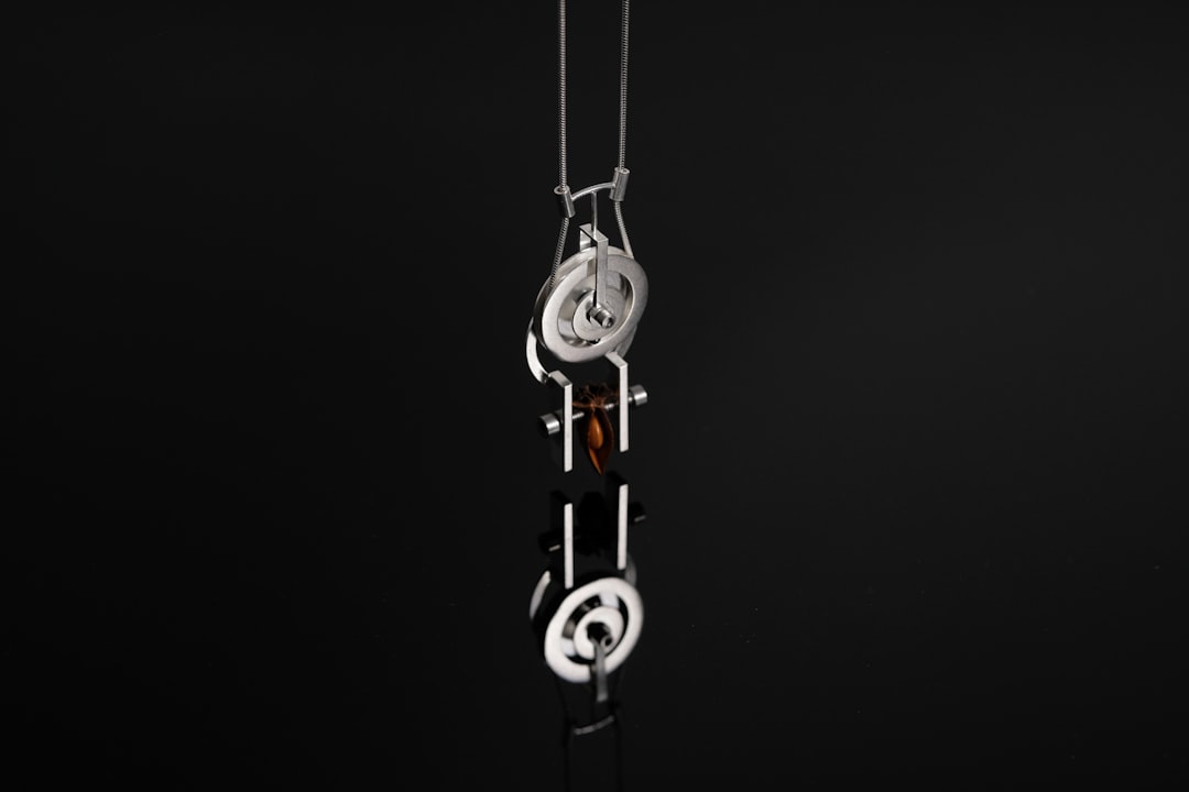 Bijoux, cailloux… et IA : Meta s’accroche au pendentif du futur