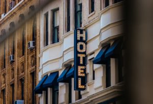 Airbnb met la clef… sous la porte d’hôtel !