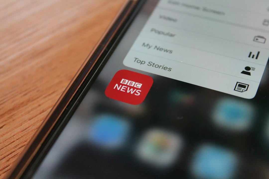 Apple veut-il révolutionner l’accès à l’information pour Siri ou renforcer le contrôle des géants de la tech sur la presse ?