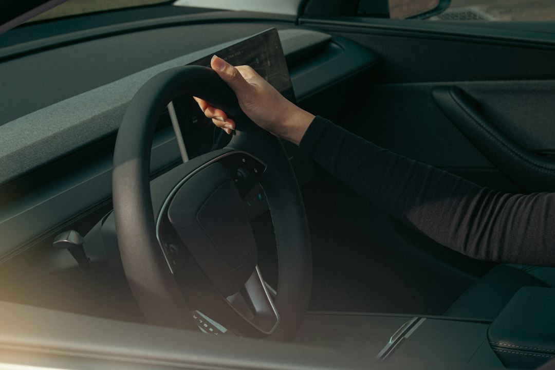 Elon joue les mains libres, la loi sort les griffes